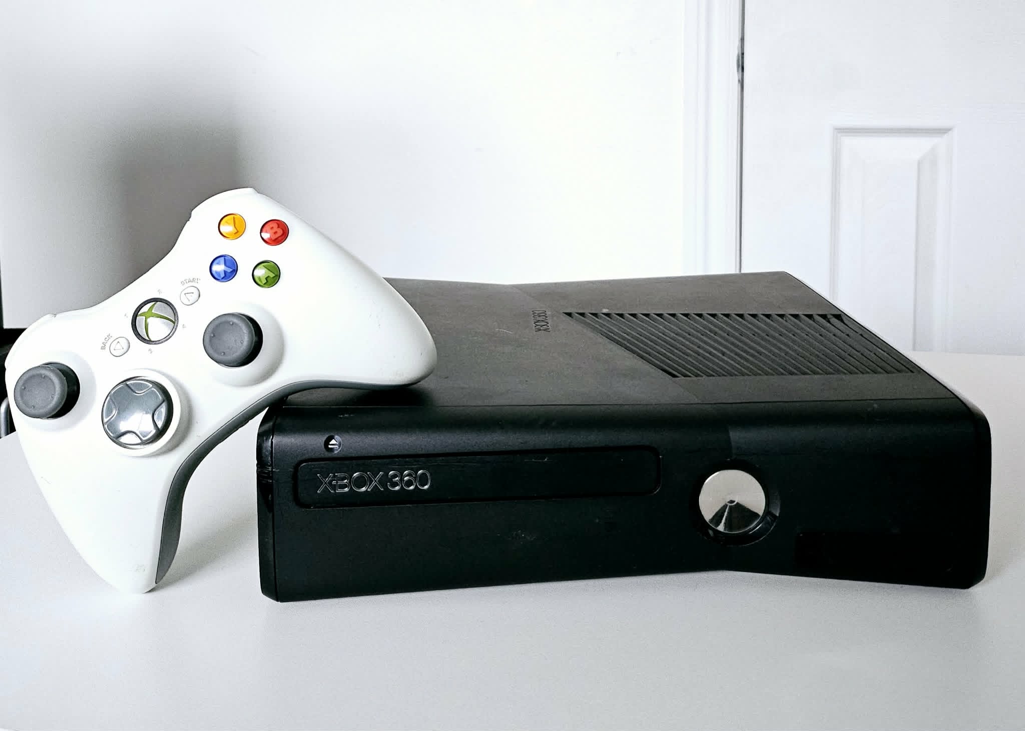Modded Xbox 360 Slim with white controller, ready to ship