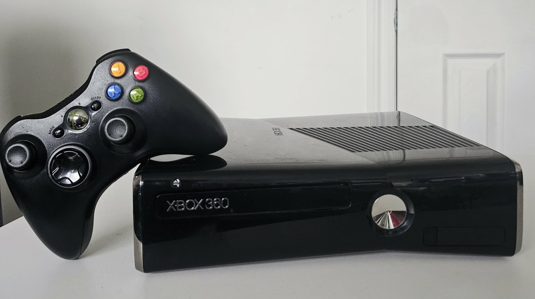 Modded Xbox 360 Slim with black controller